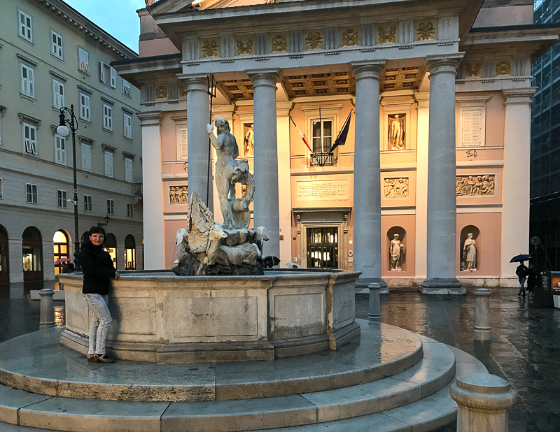 Triest Platzes der Einheit mit Brunnen