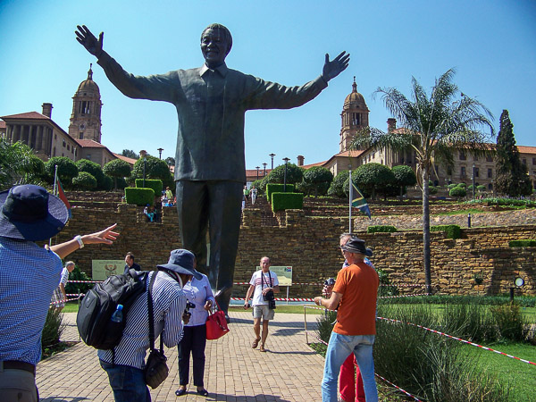 Pretoria - Regierungsgeb&auml;ude mit Nelson Mandela Statue