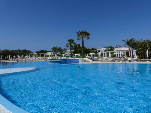 Pool im Hotel Riva Marina Resort